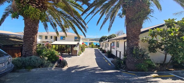 Free self parking - Opononi Lighthouse Motel (Opononi)