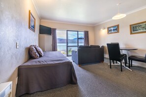 Standard Suite, 1 Bedroom, Non Smoking, Kitchen (Lakefacing Queen) | Free WiFi, bed sheets - Lakeside Motel & Apartments (Te Anau)
