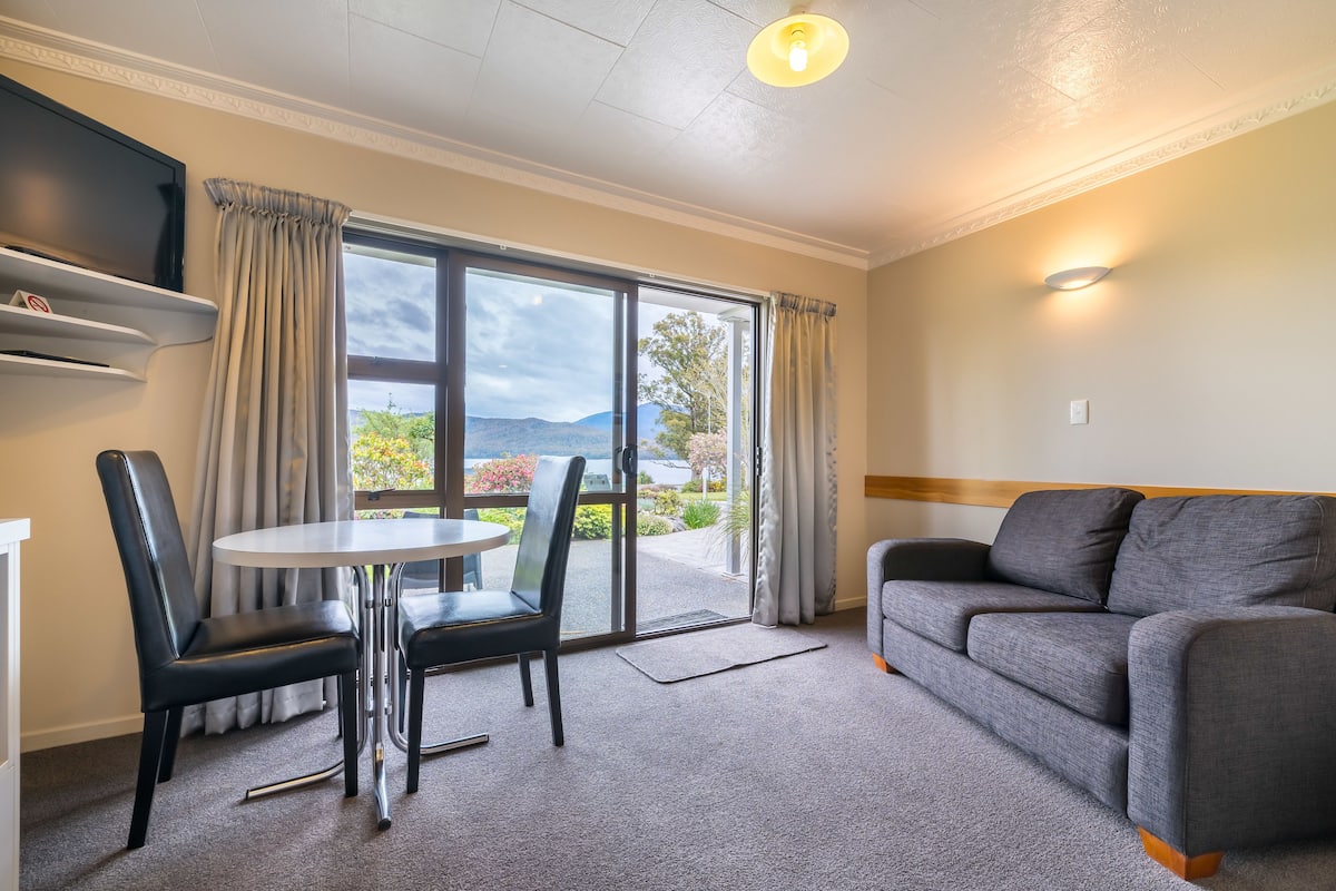 Standard Suite, 1 Bedroom, Non Smoking, Kitchen (Lakefacing Queen Sml) | Free WiFi, bed sheets