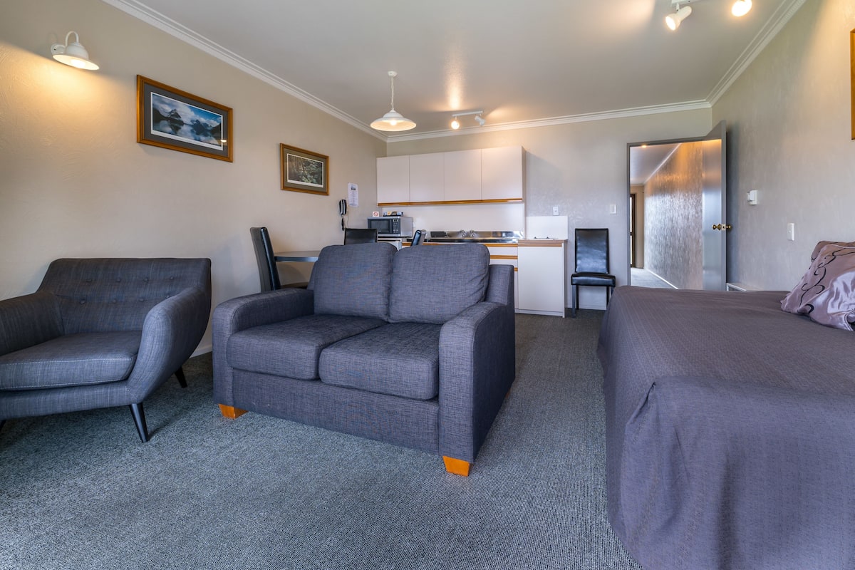 Standard Studio Suite, 1 Bedroom, Non Smoking, Kitchen (Lakefacing Queen) | Private kitchenette | Fridge, microwave, coffee/tea maker, electric kettle