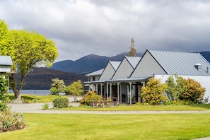 Exterior detail - Lakeside Motel & Apartments (Te Anau)
