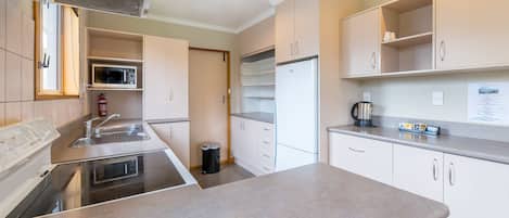 Standard Suite, Multiple Bedrooms, Non Smoking, Kitchen (Garden 3 bedroom) | Private kitchen | Fridge, microwave, coffee/tea maker, electric kettle