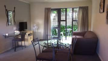 1 habitación, escritorio y espacio para trabajar con laptop