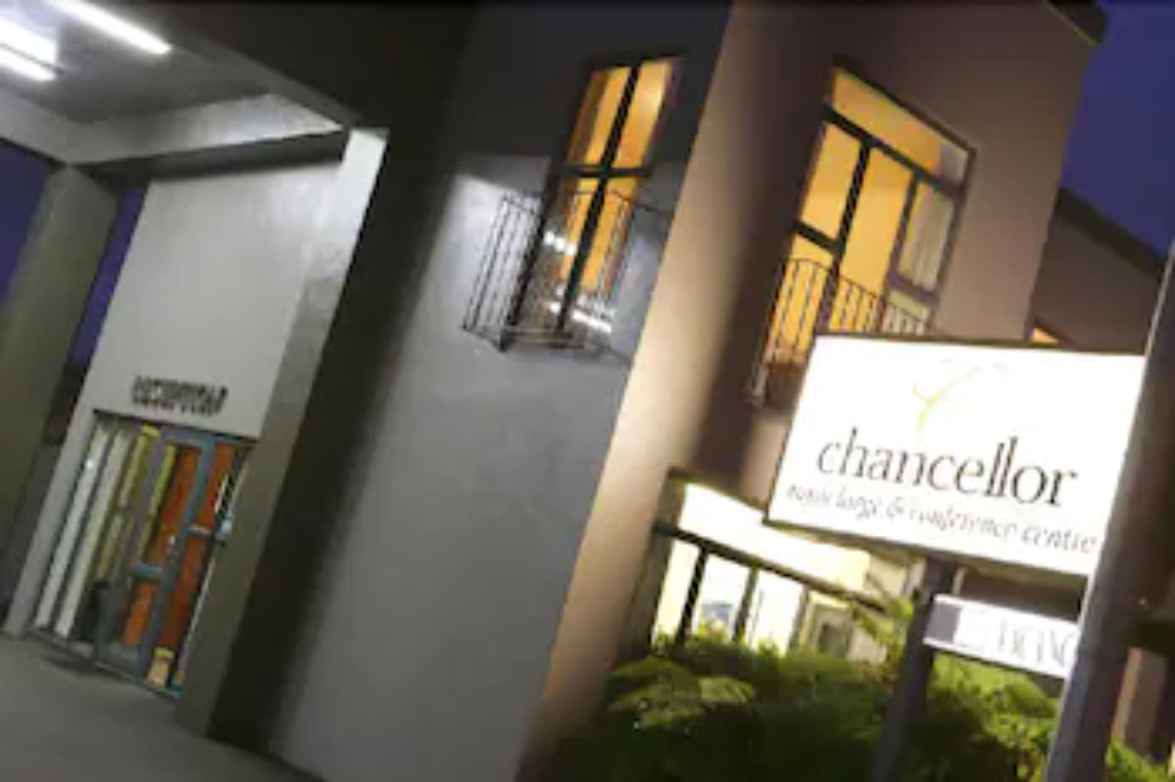 Un edificio con un letrero que dice “chancellor” y una entrada visible.