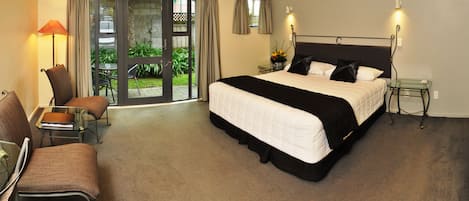 1 habitación, escritorio y espacio para trabajar con laptop