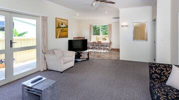 Superior Apartment, 2 Bedrooms, Non Smoking, Kitchen | Ruang tamu | 32 inci televisyen LCD dengan satelit, TV