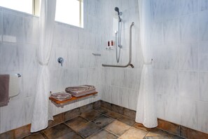 Access Studio | Bathroom | Combined shower/tub, jetted tub, free toiletries, hair dryer