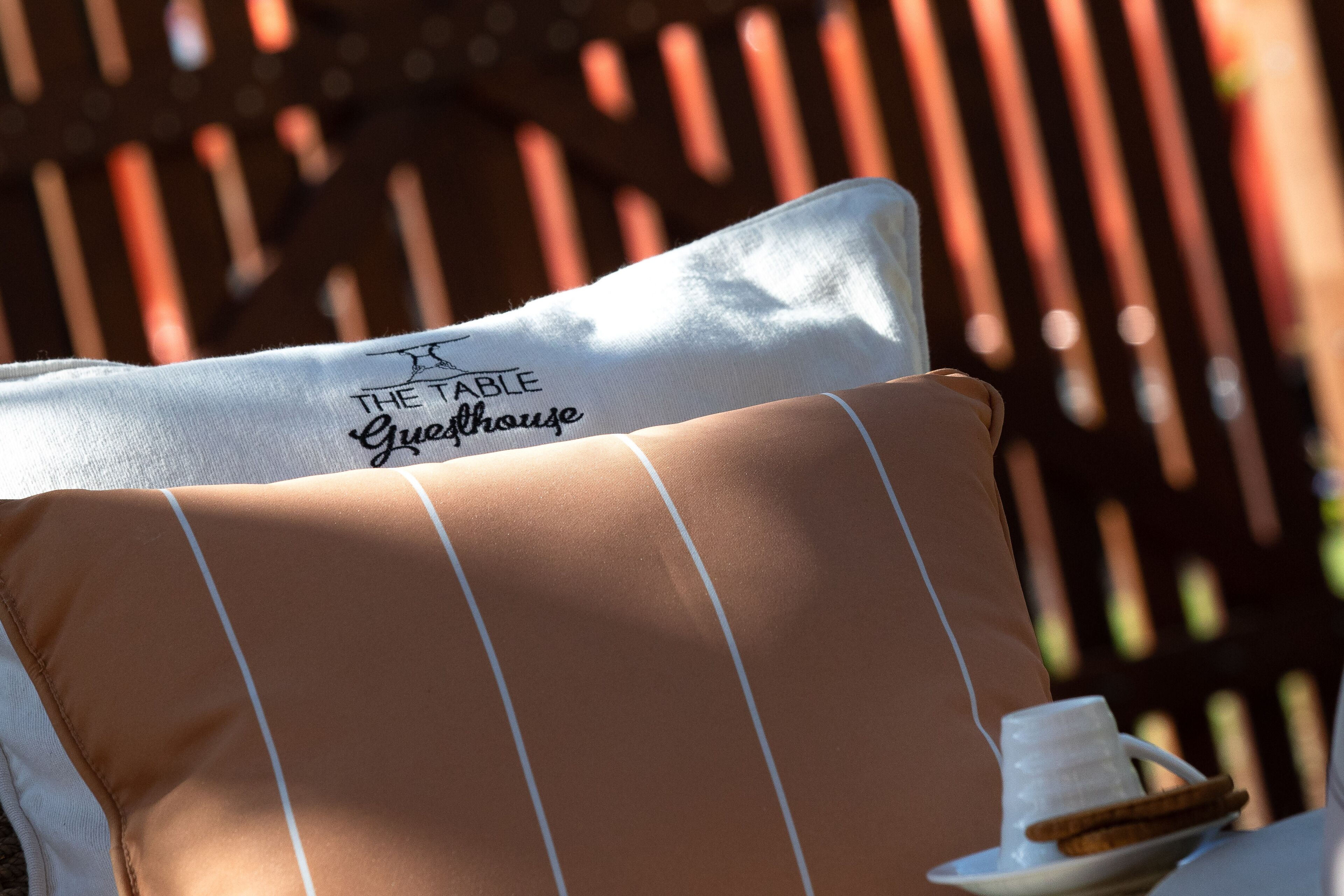 Un almohadón con la inscripción 'The Table Guesthouse'.