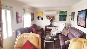 Casa de campo familiar, 2 habitaciones, vista al jardín, planta baja | Área de sala de estar | Televisión de pantalla plana y reproductor de DVD