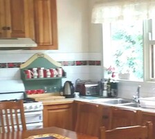 Whole Cottage to yourselves - Complete privacy | Private kitchen | Full-size fridge, microwave, oven, stovetop