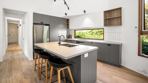 Three Bedroom Family Villa - Villa Three | Private kitchen - Aireys Inlet Getaway Resort (Aireys Inlet)