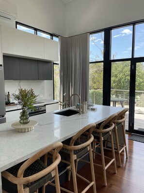 Deluxe V7 | Cuisine privée | Chaise haute