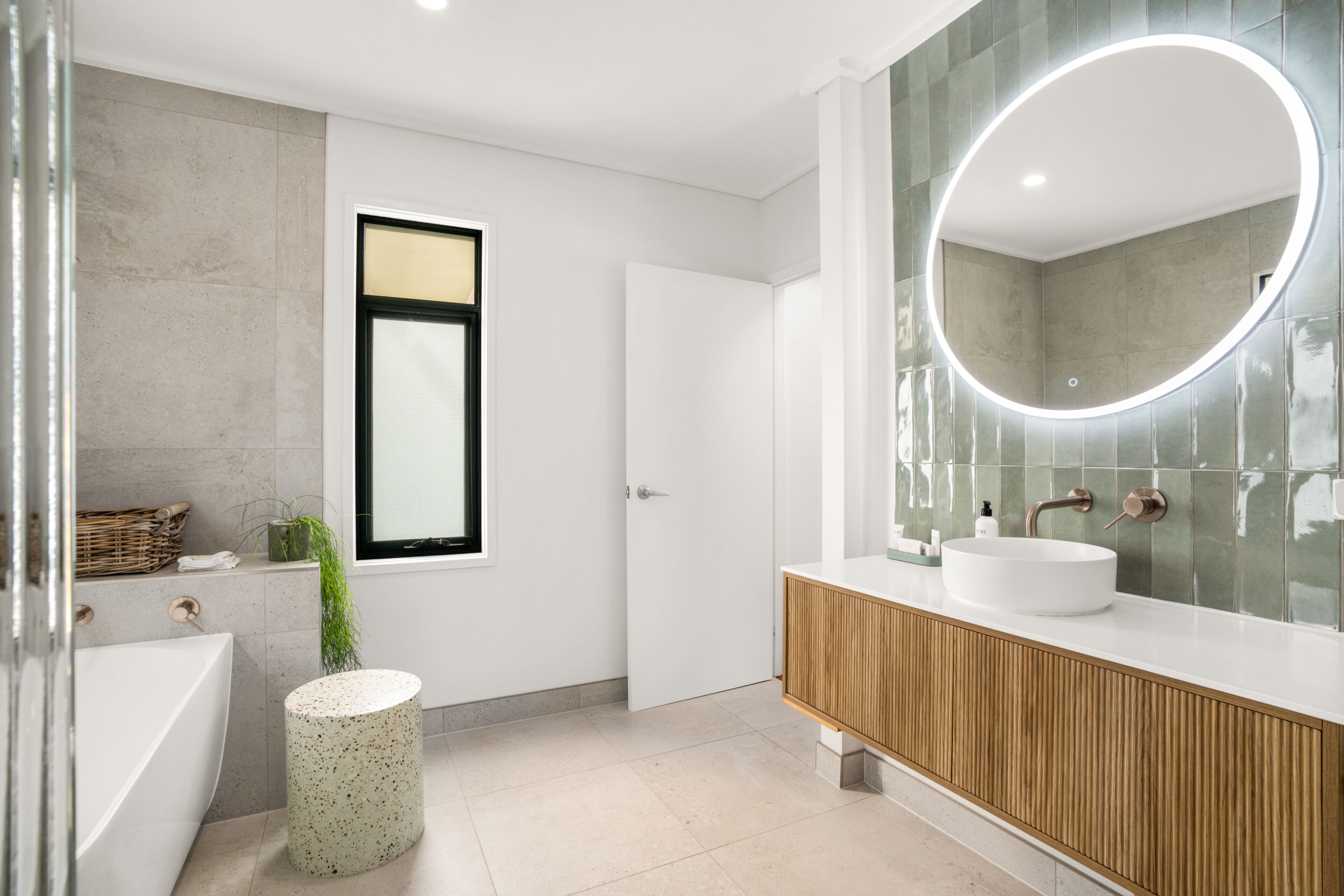 Deluxe V6 | Bathroom | Hair dryer, towels, shampoo