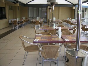 تناول الطعام بالخارج