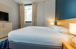 Desk, laptop workspace, iron/ironing board, free WiFi - Hotel Coronation (Sydney)