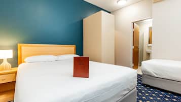 Triple Room | Desk, laptop workspace, iron/ironing board, free WiFi