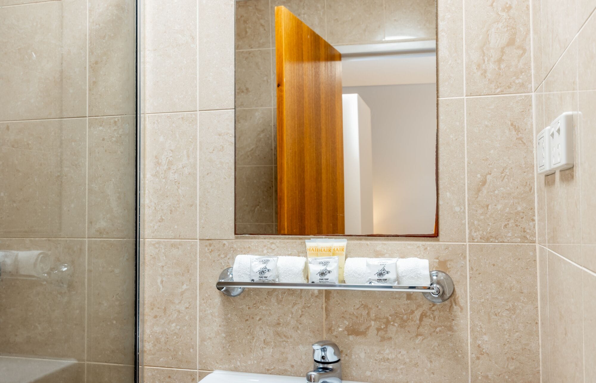 ฝักบัว, ไดร์เป่าผม (มีให้บริการตามคำขอ), ผ้าเช็ดตัว, สบู่