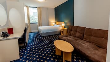 Queen Suite | Desk, laptop workspace, iron/ironing board, free WiFi