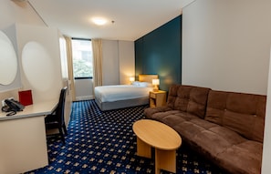 Queen Suite | Desk, laptop workspace, iron/ironing board, free WiFi