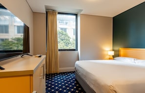 Queen Suite | Desk, laptop workspace, iron/ironing board, free WiFi