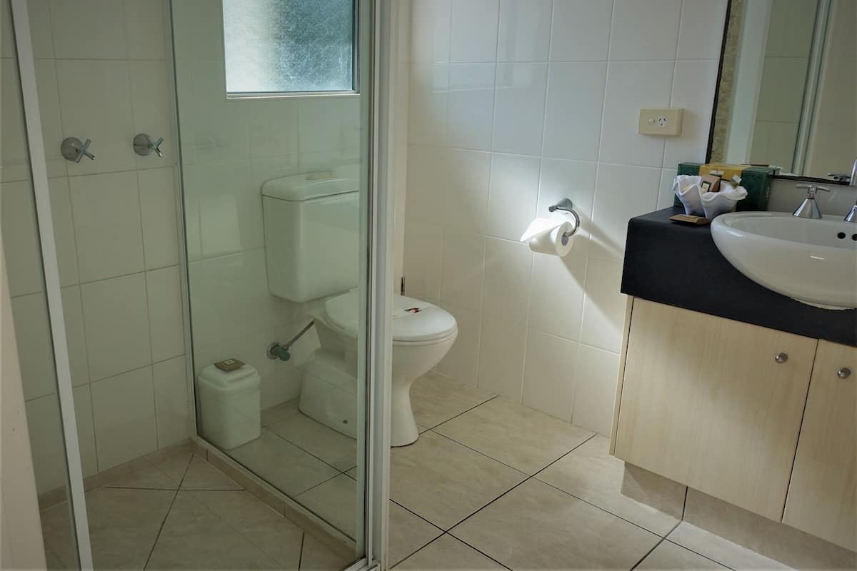 Studio, plusieurs lits | Salle de bain | Douche, sèche-cheveux, serviettes fournies