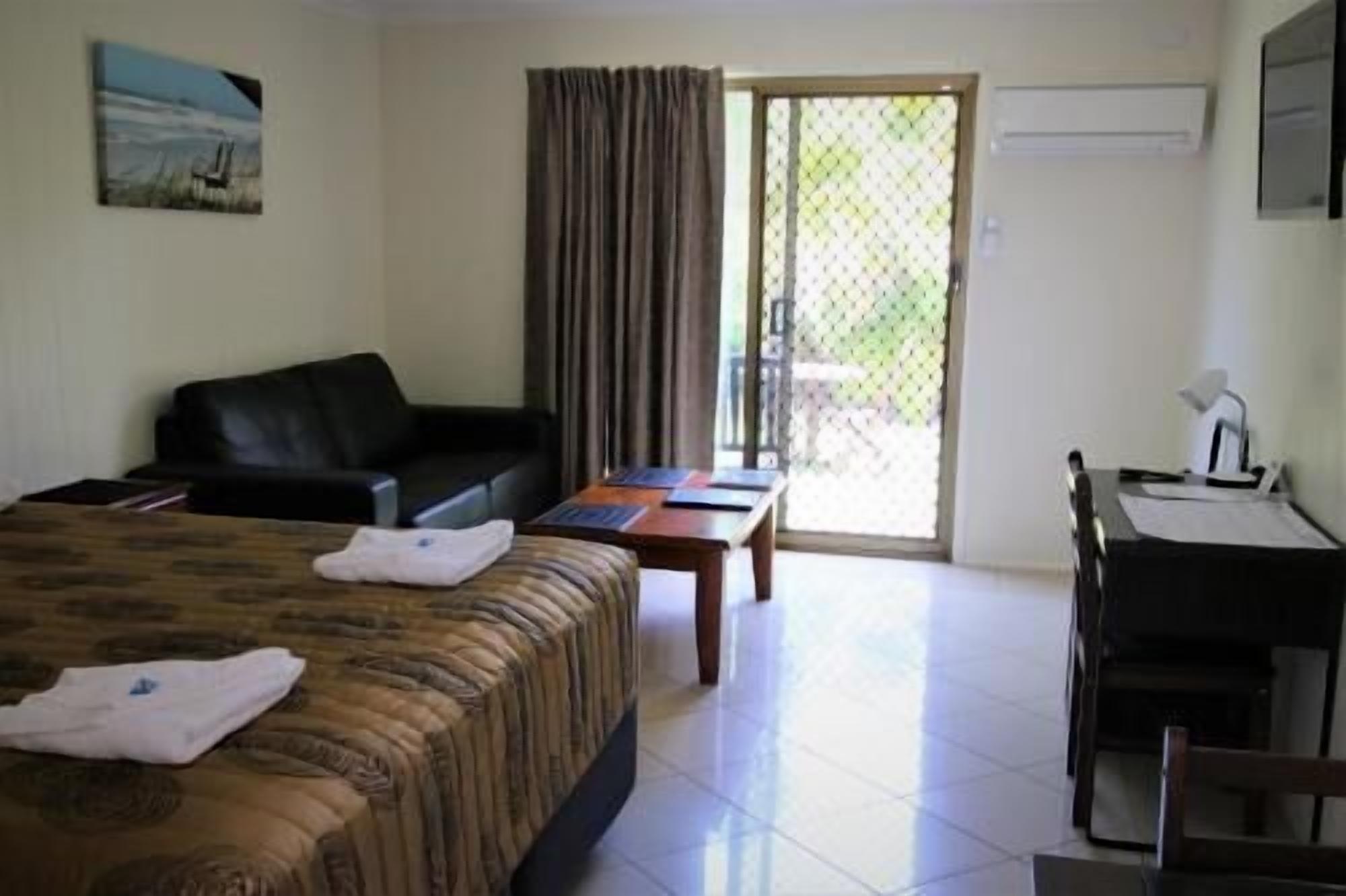 Iron/ironing board, bed sheets