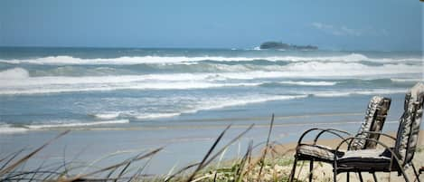 Pantai di sekitar