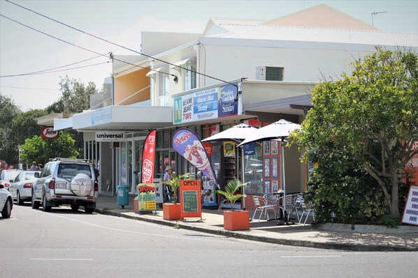 A street view with a building featuring a sign for 'universal' and 'Petrova'.