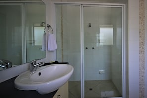 Shower, pengering rambut,  dan handuk