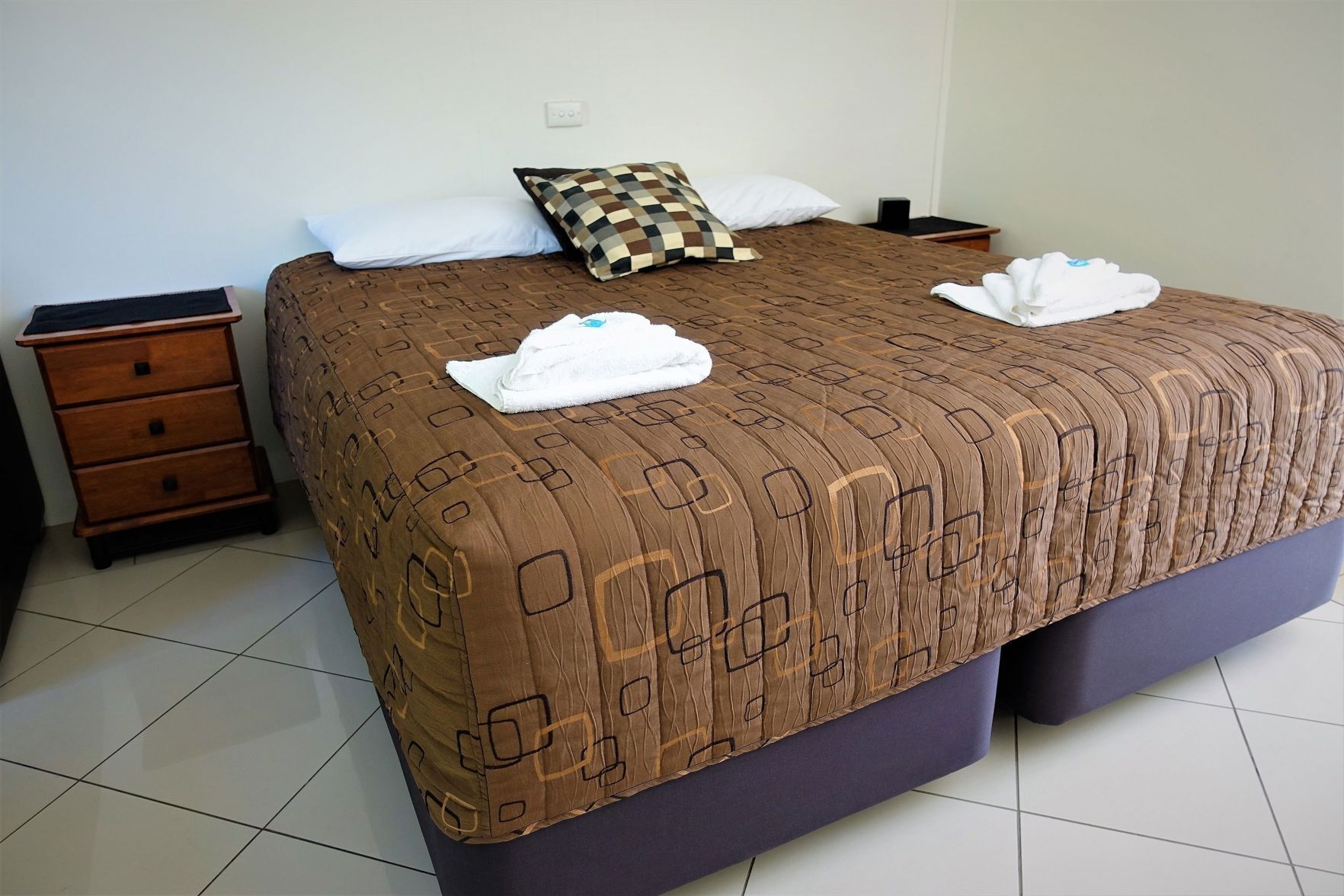 Iron/ironing board, bed sheets