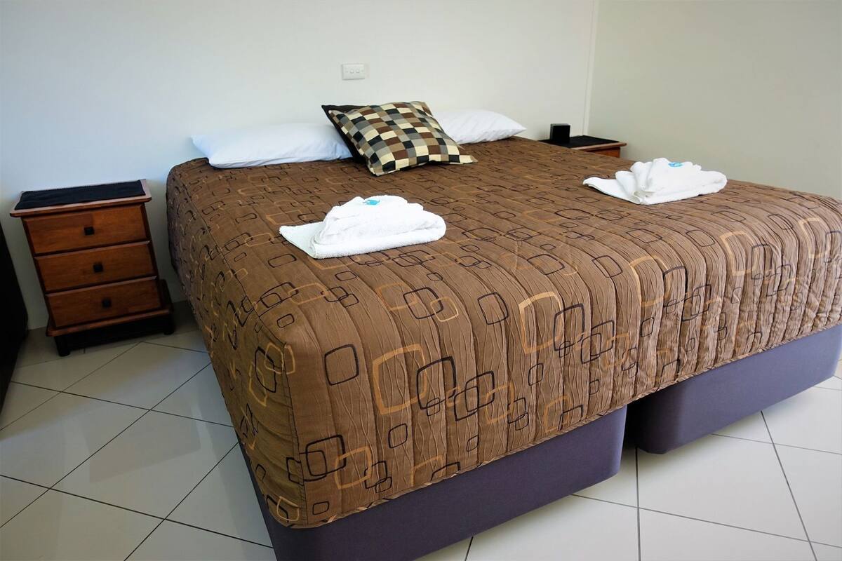 Iron/ironing board, bed sheets