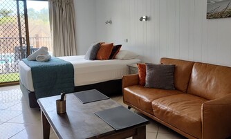 Iron/ironing board, bed sheets