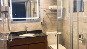 Combined shower/bathtub, free toiletries, hair dryer, towels