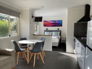 Studio, 1 keskisuuri parisänky | Silitysrauta/-lauta, ilmainen Wi-Fi, vuodevaatteet