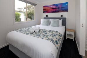 Studio, 1 Queen Bed | Iron/ironing board, free WiFi, bed sheets - Iluka Holiday Centre (Coles Bay)