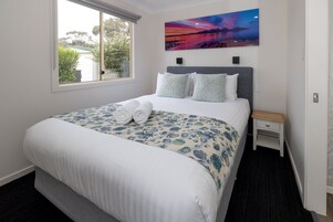 Studio, 1 Queen Bed | Iron/ironing board, free WiFi, bed sheets