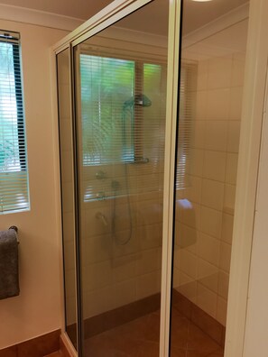 Dusche im Bad