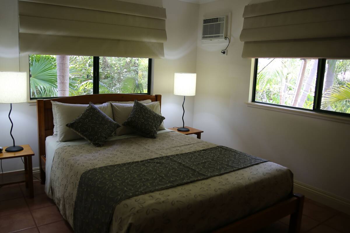 3 Schlafzimmer, Schreibtisch, Bügeleisen/Bügelbrett, Babybetten