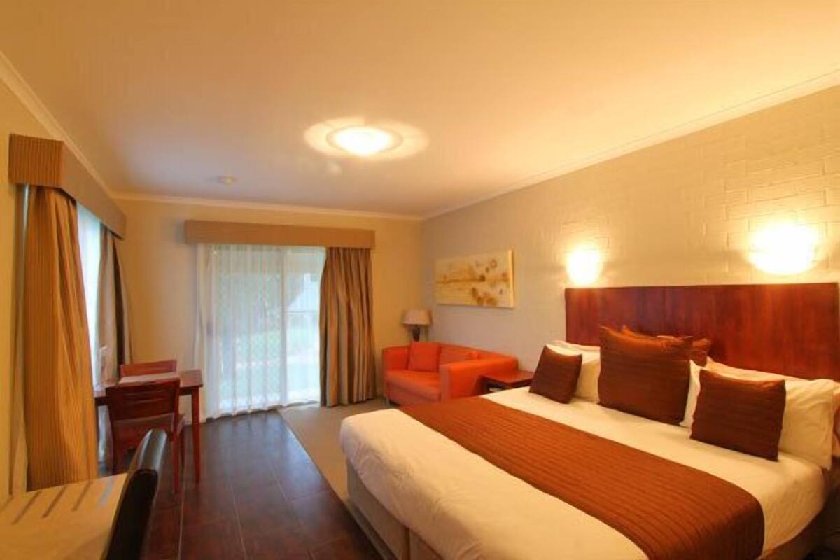 Tabla de planchar con plancha, wifi gratis, ropa de cama