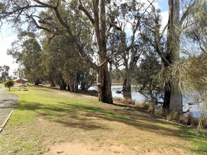 Property grounds - Euston Club Motel (Euston)