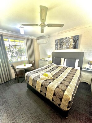 Habitación estándar, para no fumadores (Queen Standard Room) | Insonorización, tabla de planchar con plancha y wifi gratis 