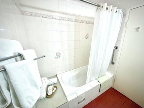 Douche, séchoir à cheveux, serviettes fournies
