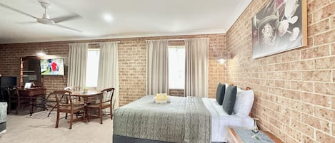 Superior vierpersoonskamer | Geluiddichte muren, een strijkplank/strijkijzer, gratis wifi, beddengoed