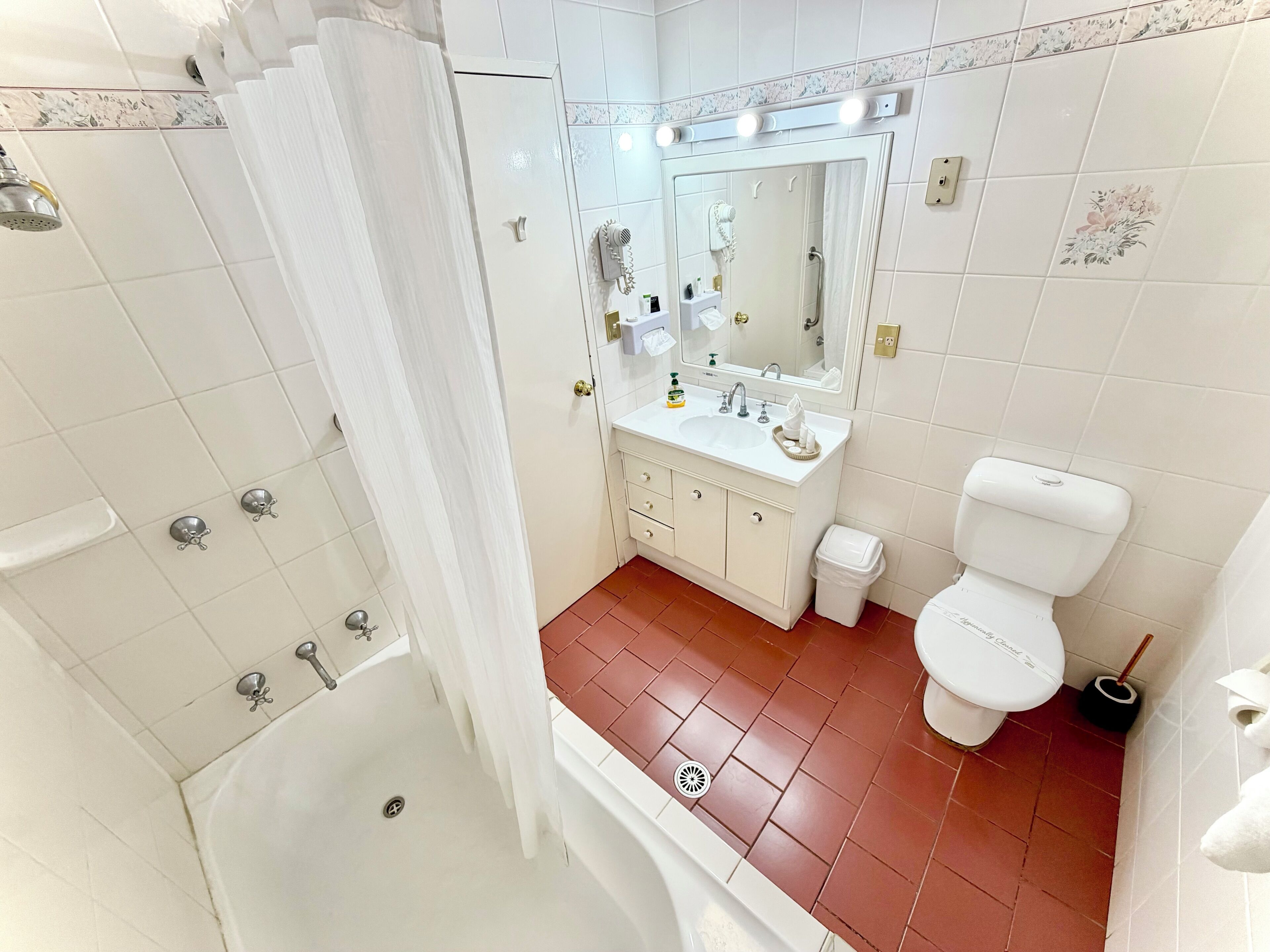 Un baño con ducha, inodoro, lavabo y tocador.