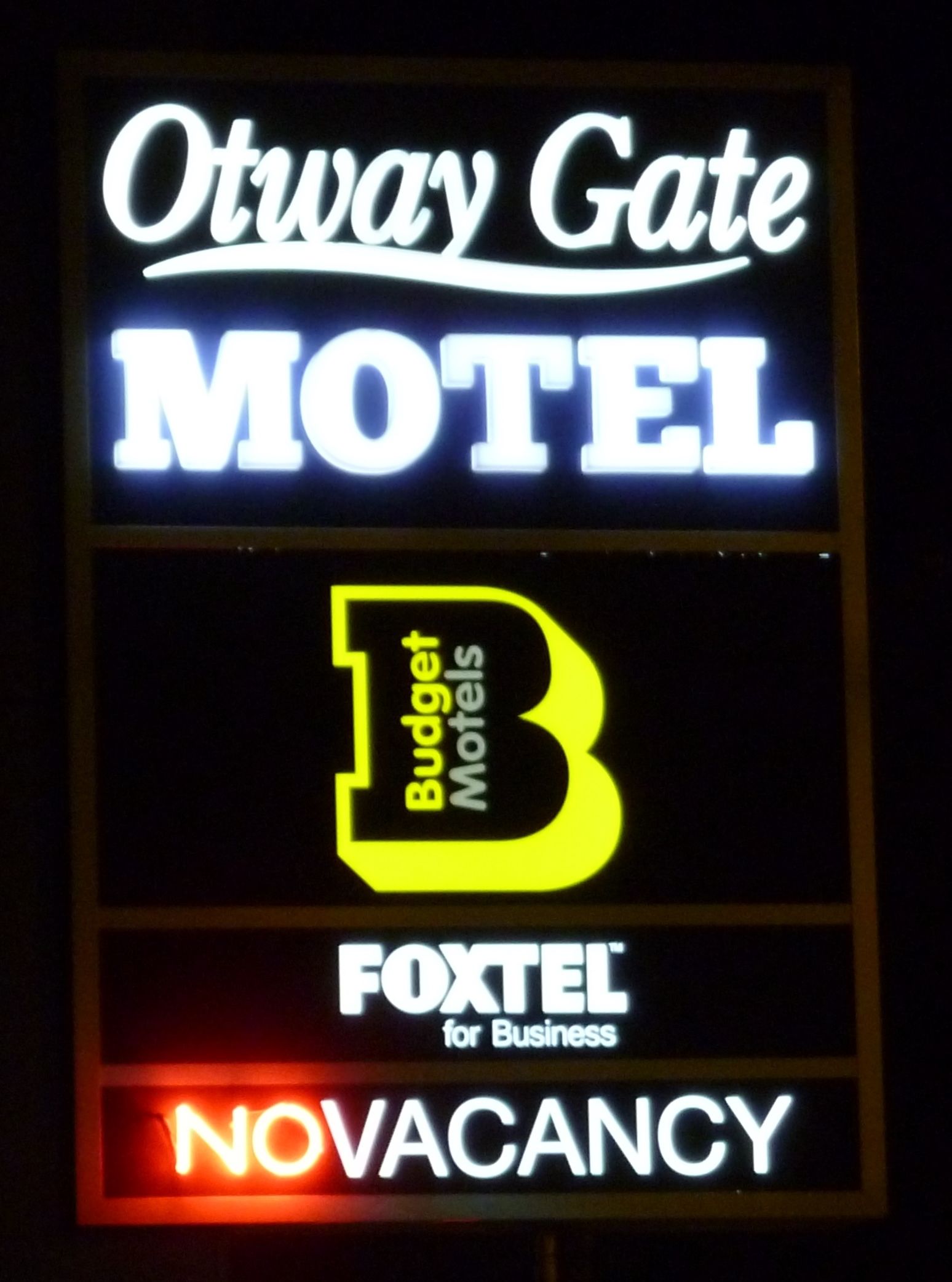 Señal de motel con el nombre 'Otway Gate Motel' y el logotipo de 'Budget Motels'.