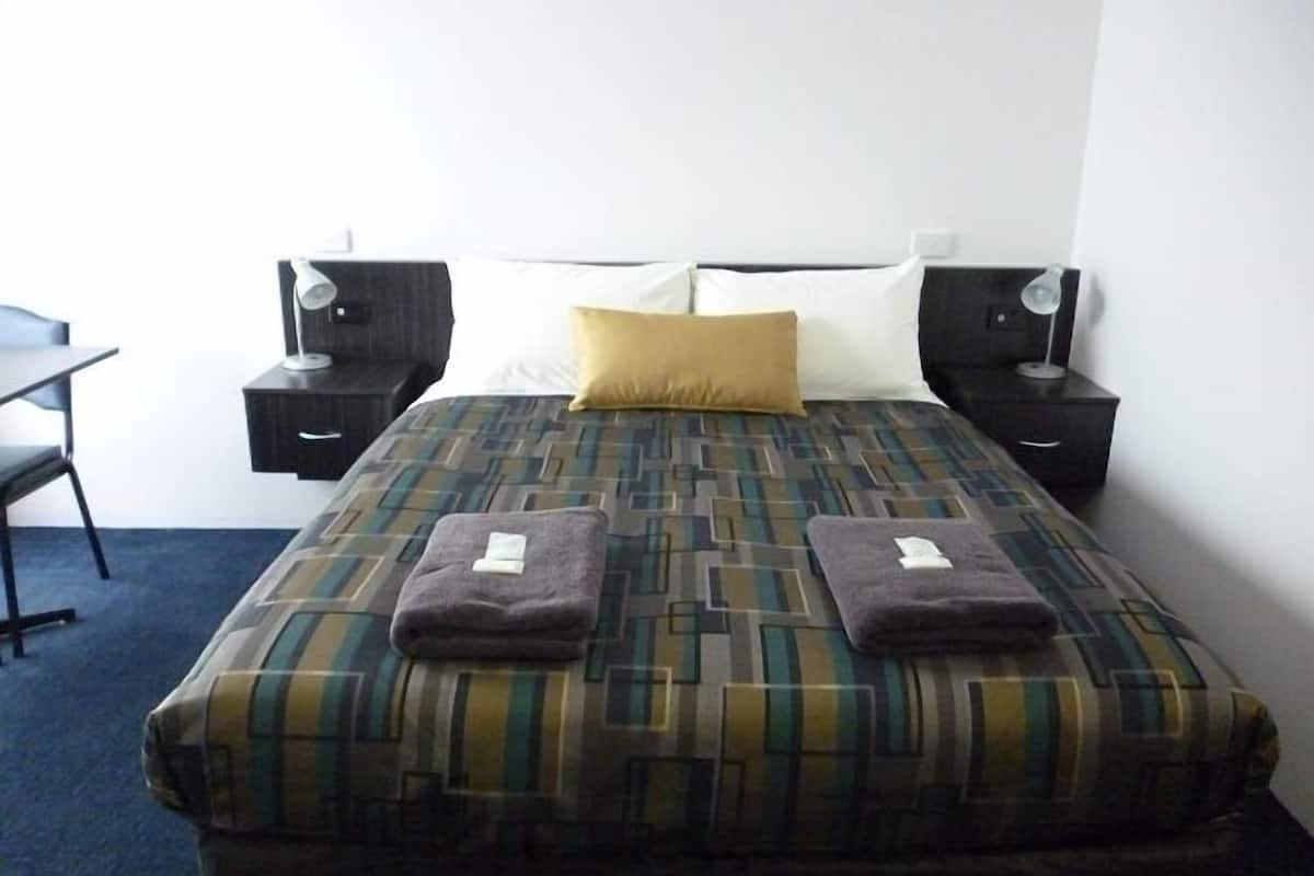 Iron/ironing board, free cots/infant beds, bed sheets