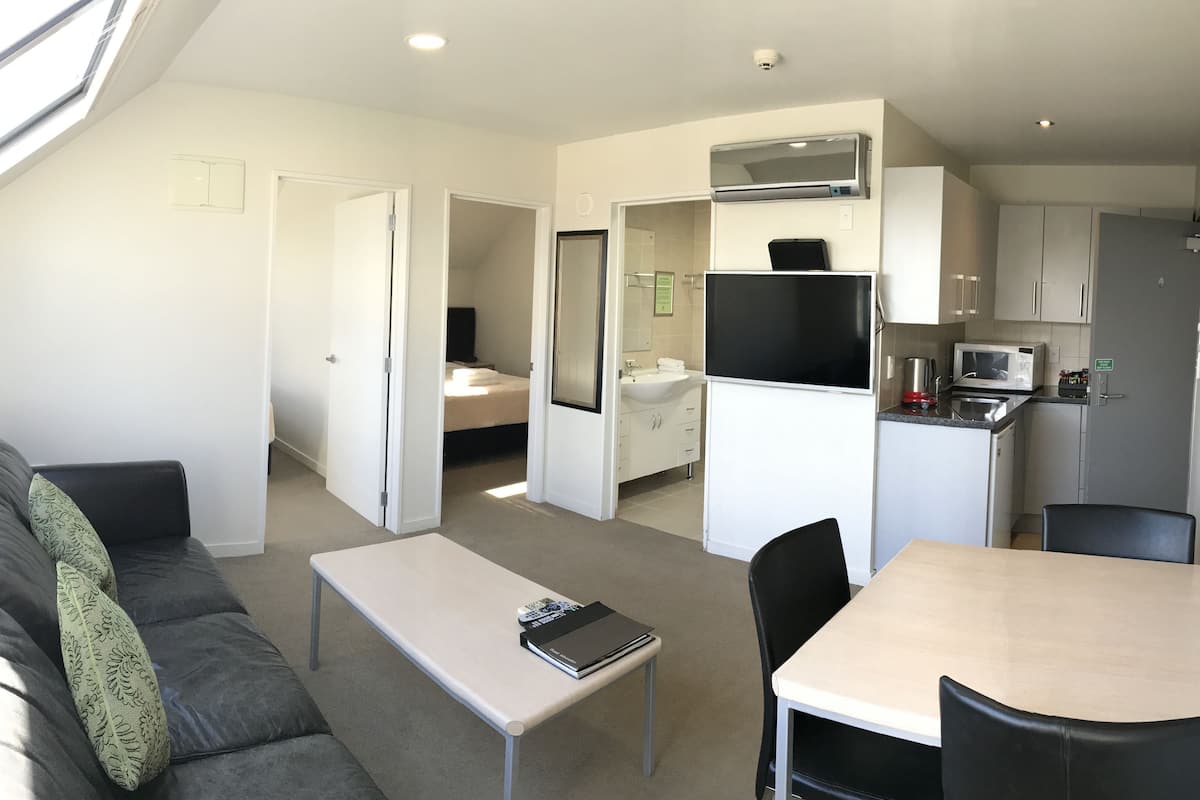 Family Apartment, 2 Bedrooms | 1 bilik tidur, peralatan tempat tidur premium, gebar bulu kapas