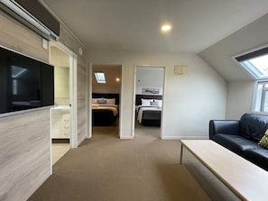 Departamento familiar, 2 habitaciones | Ropa de cama de alta calidad, edredón y camas Select Comfort 