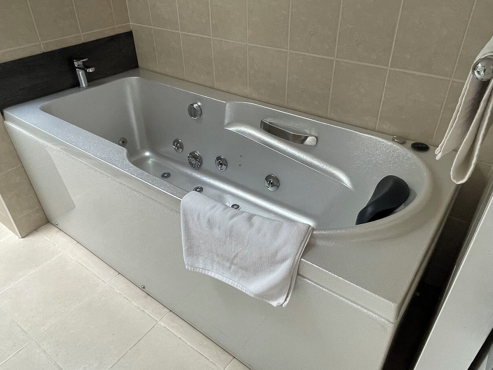 Perhekattohuoneisto, 3 makuuhuonetta | Kylpyhuone | Suihkun ja ammeen yhdistelmä, ilmaiset hygieniatuotteet, hiustenkuivaaja