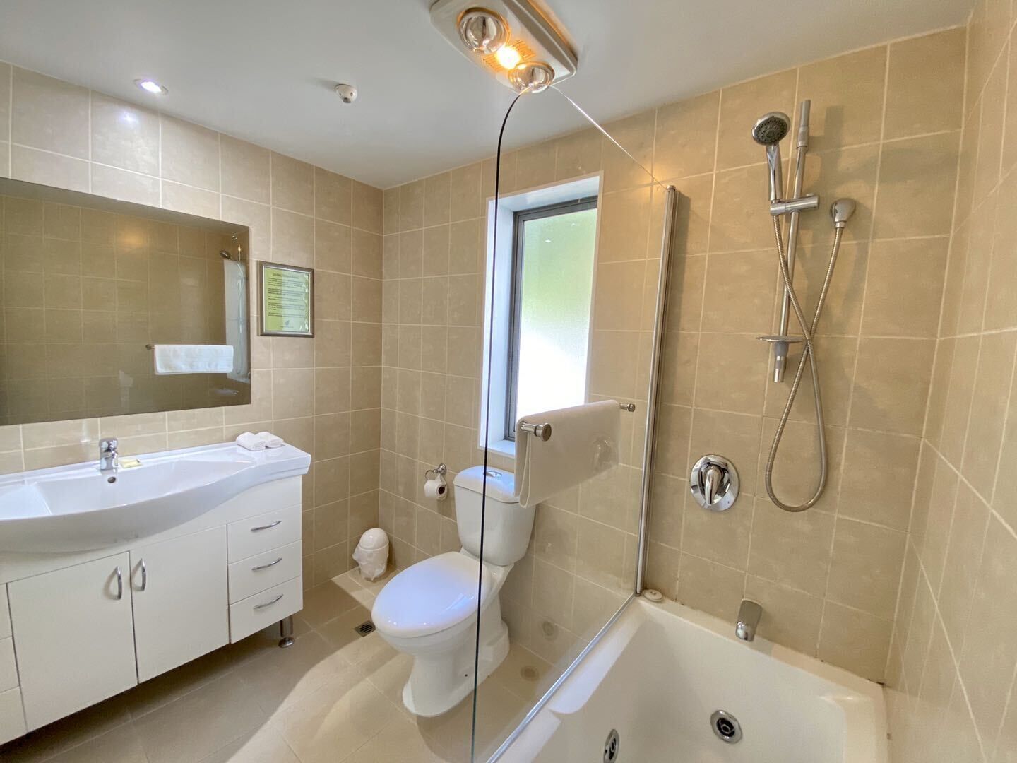 standard studio | bathroom | combined shower/bathtub, free toiletries, hair dryer, towels
